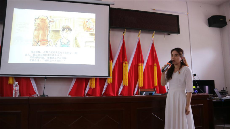 陳詩(shī)藝給同學(xué)們帶來(lái)故事會(huì ) 攝影：陳俊海.png