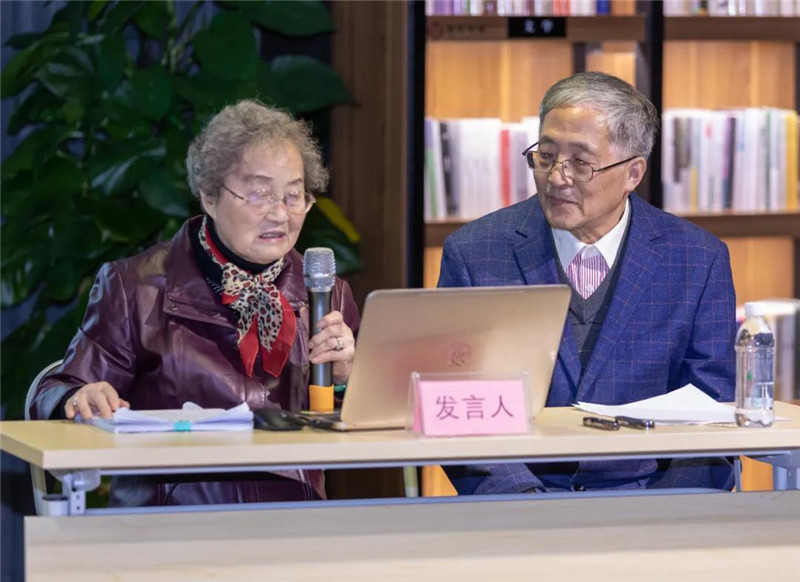 24著(zhù)名美術(shù)史論家、南京藝術(shù)學(xué)院教授、博士生導師周積寅及王鳳珠副研究館員作題為《鄭板橋書(shū)畫(huà)辨偽》的發(fā)言（黃珊虎 攝）.jpg