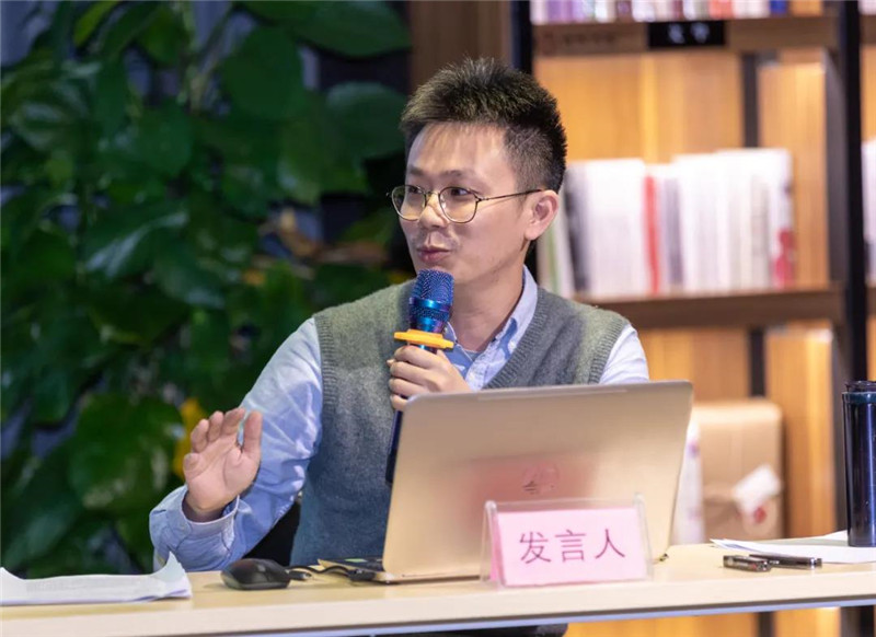 27關(guān)山月美術(shù)館研究部副研究館員、廣東省美術(shù)家協(xié)會(huì )理論委員會(huì )副秘書(shū)長(cháng)莊程恒作題為《富貴壽考：晚清海派畫(huà)家“郭子儀遇仙”圖像考釋》的發(fā)言（黃珊虎 攝）.jpg