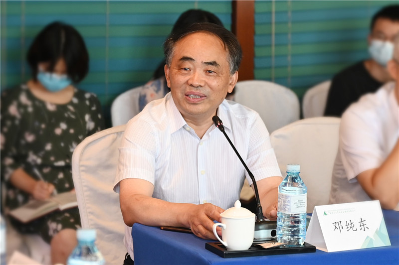 07 全國政協(xié)委員，中國政策科學(xué)研究會(huì )副院長(cháng)，中國社會(huì )科學(xué)院馬克思主義研究院原院長(cháng)、黨委書(shū)記鄧純東作主旨演講（李顯楊 攝）.jpg