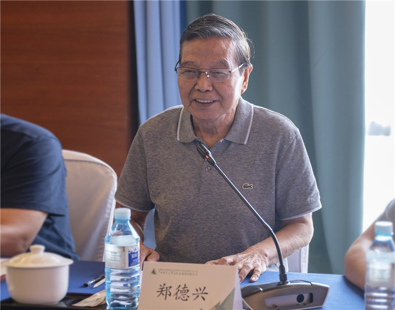 08 原中共中央文獻研究室副秘書(shū)長(cháng)、中央文獻出版社原社長(cháng)鄭德興作主旨演講（李顯楊 攝）.jpg