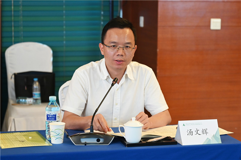 19 廣西師范大學(xué)出版社集團黨委副書(shū)記、總編輯湯文輝主持論壇（李顯楊 攝）.jpg