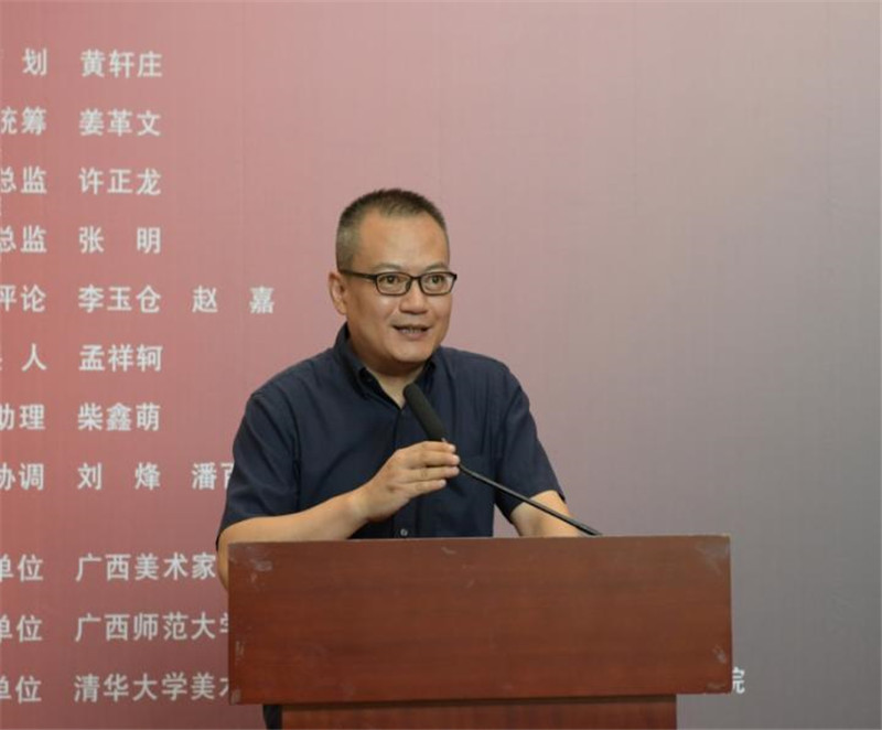 廣西師范大學(xué)出版社美術(shù)館館長(cháng)、美術(shù)分社總編輯張明主持開(kāi)幕式.jpg