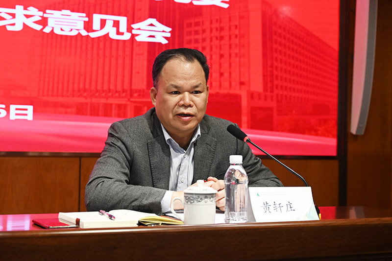 3.出版社集團黨委書(shū)記、董事長(cháng)黃軒莊作表態(tài)講話(huà).JPG