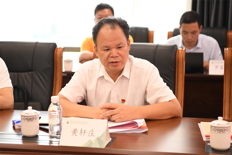 3.集團公司黨委書(shū)記、董事長(cháng)黃軒莊代表領(lǐng)導班子作對照檢查發(fā)言 李顯楊攝.jpg