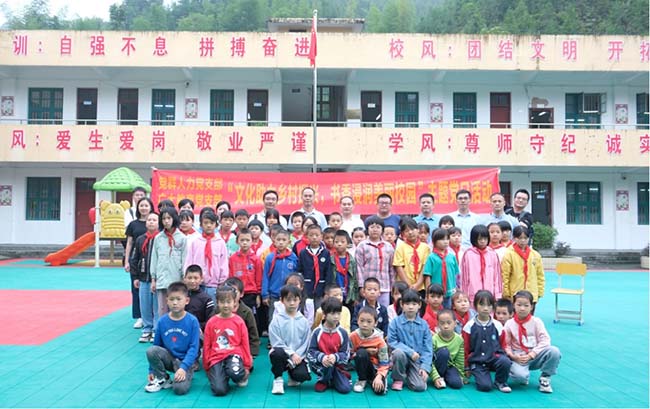 6.坪水底完小圖書(shū)捐贈活動(dòng)合影.jpg 6.坪水底完小圖書(shū)捐贈活動(dòng)合影.jpg