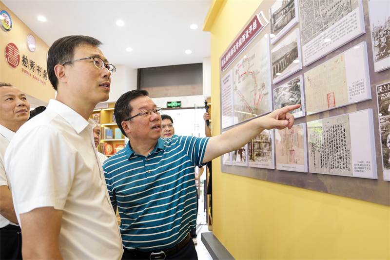 7.夏世飛（左）、賀祖斌（右）在歷史文化墻前參觀(guān).jpg