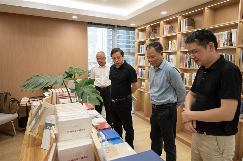 與會(huì )嘉賓與師大、集團領(lǐng)導參觀(guān)服務(wù)地方文化主題書(shū)展.jpg