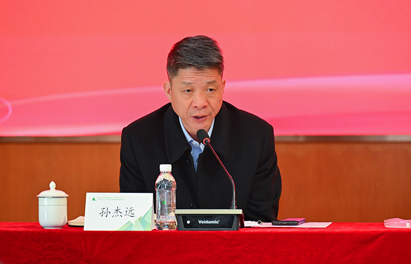 4.校黨委副書(shū)記、校長(cháng)，校出版編審委員會(huì )主任委員孫杰遠主持會(huì )議.jpg