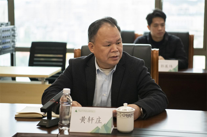 集團公司黨委書(shū)記、董事長(cháng)黃軒莊作匯報（李顯楊攝）.jpg