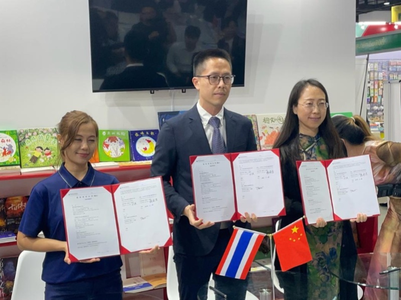 《近鏡頭：溫暖的瞬間》泰文版簽約合影。（盧雯 攝)_副本_副本.jpg