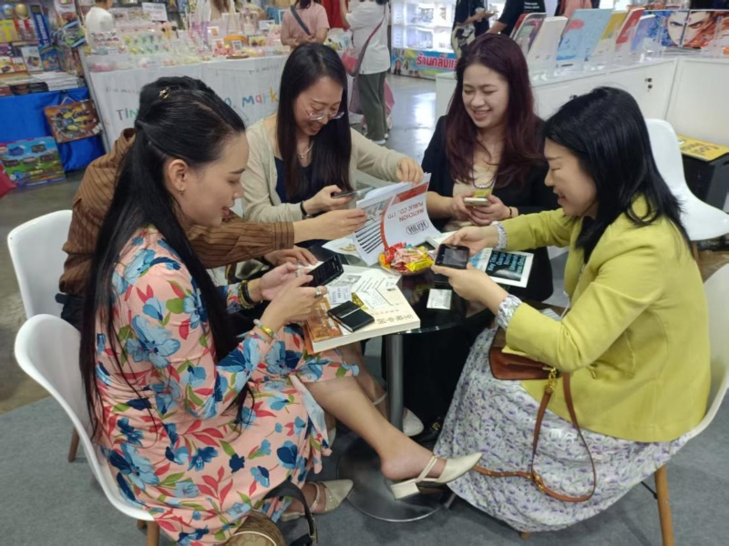 在現場(chǎng)進(jìn)行版權洽談。（馬文玉 攝）_副本.jpg