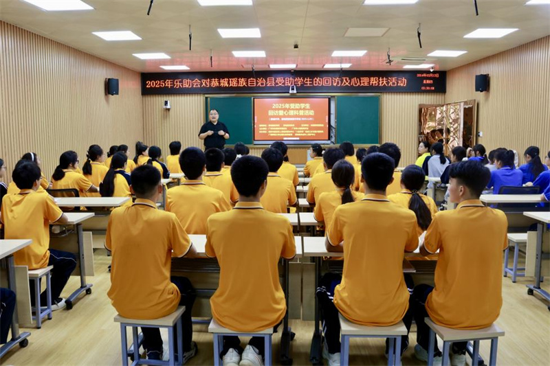 恭城中學(xué)講座現場(chǎng)（劉志歡 攝）.jpg