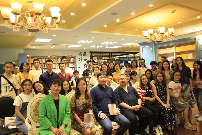 1525312325101770.jpg 嘉賓與讀者合影留念(陳柏翠攝).JPG