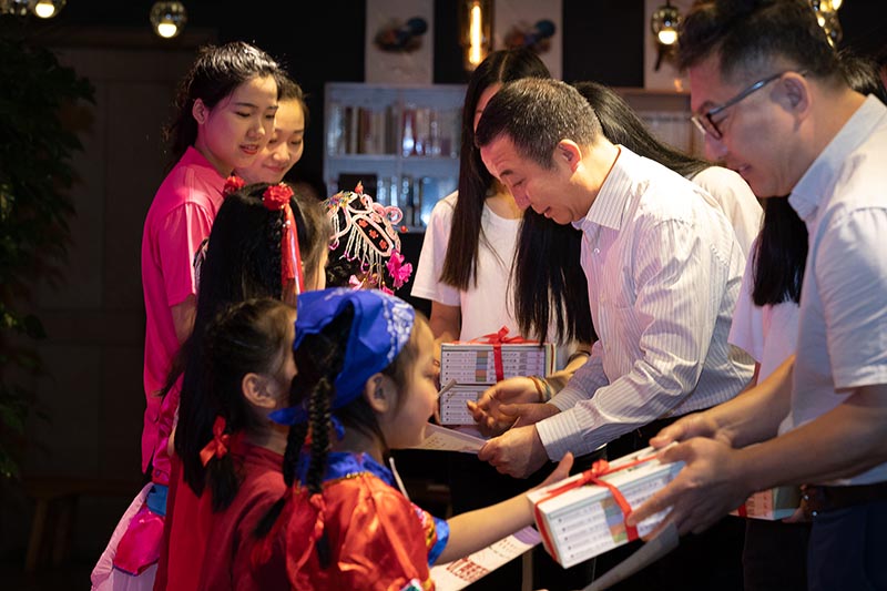 吳郭泉校長(cháng)、韋俊平副校長(cháng)為朗讀者頒布證書(shū) （黃珊虎 攝） 黃珊虎 攝.jpg