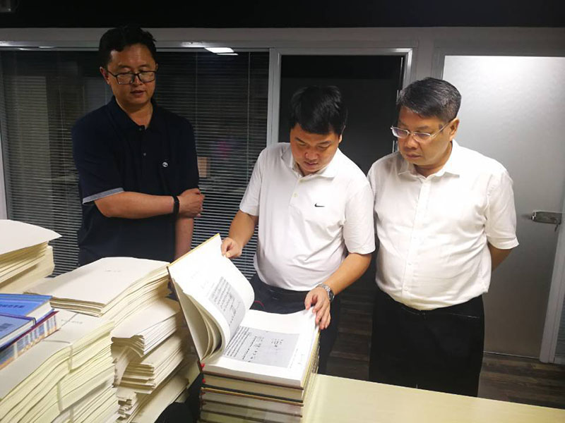 校黨委常委、總會(huì )計師李英利（左二）在內蒙古公司北京出版中心檢查工作.jpg