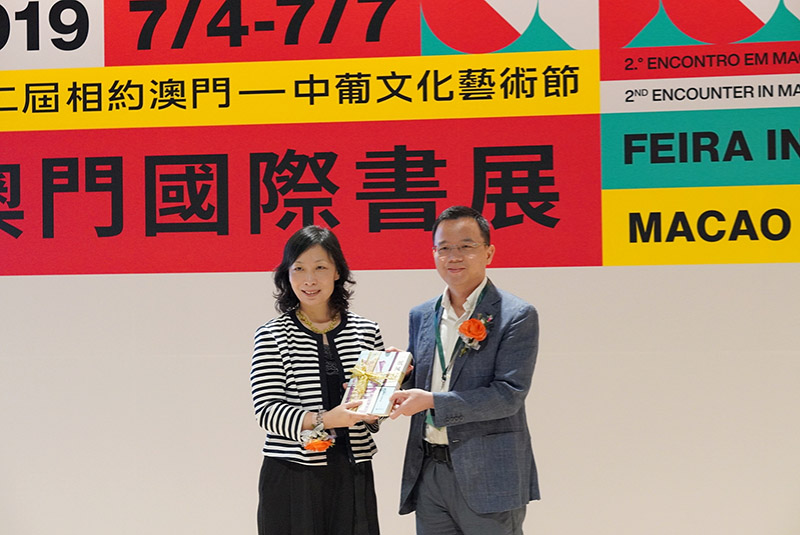 廣西師范大學(xué)出版社集團總編輯湯文輝向澳門(mén)文化局局長(cháng)穆欣欣贈書(shū).jpg