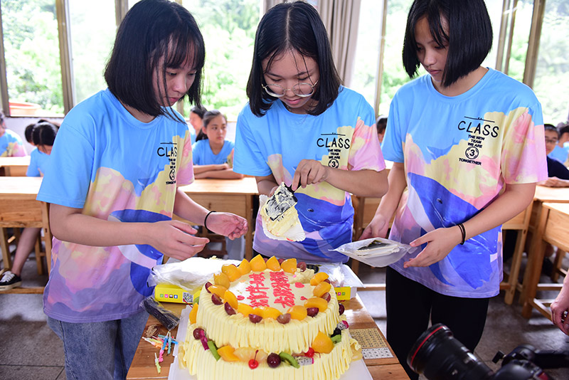 獨秀班的同學(xué)們在切蛋糕慶賀畢業(yè)。 （秦念 攝）.JPG