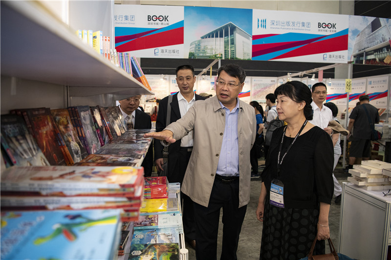 自治區黨委宣傳部副部長(cháng)、自治區新聞出版局（版權局）局長(cháng)呂潔視察集團公司展位_副本.jpg