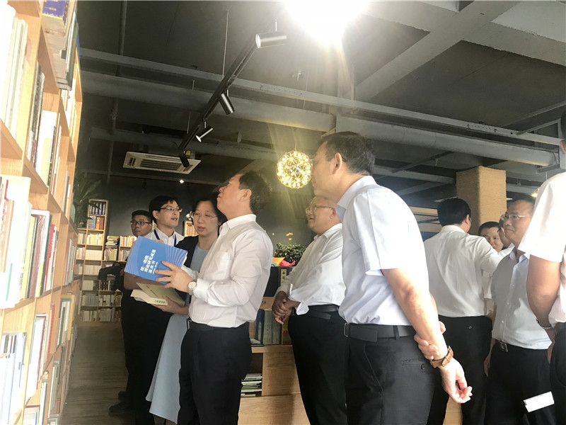 領(lǐng)導們參觀(guān)“統戰書(shū)架”、“廉政書(shū)架” (2).jpg