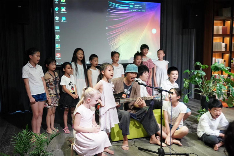 岜農與森林谷小學(xué)彈唱會(huì )及《低頭種地，抬頭唱歌》新書(shū)發(fā)布.jpg