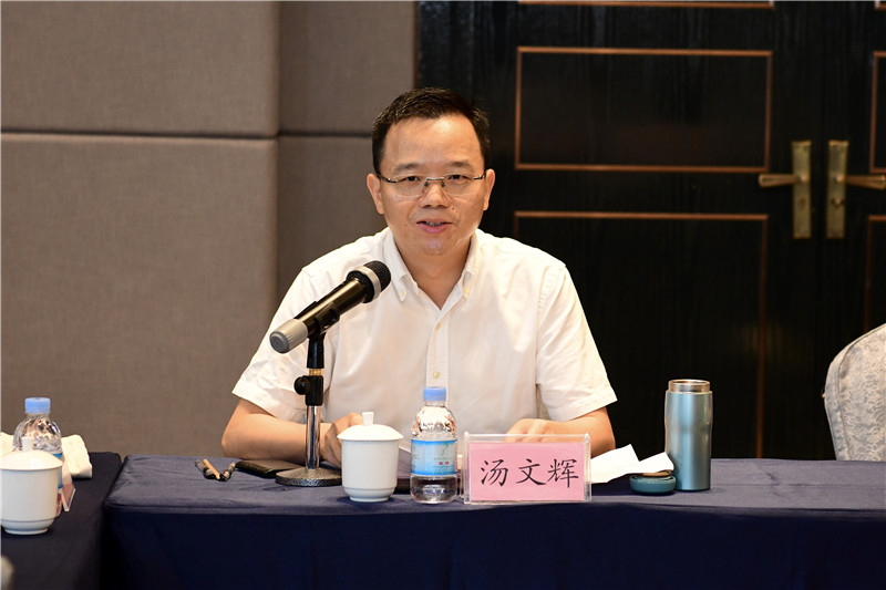 廣西師大出版社集團黨委副書(shū)記、總編輯湯文輝主持會(huì )議.jpg