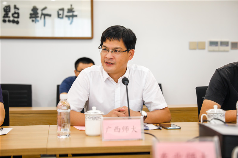 廣西師大出版社集團副總裁施東毅介紹集團情況.jpg