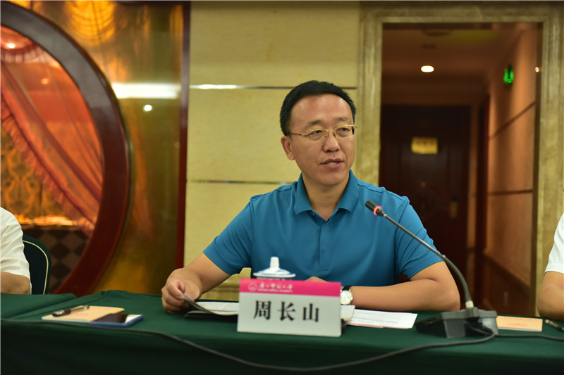 廣西師范大學(xué)教務(wù)處處長(cháng)、《廣西通史》（十卷本）主編周長(cháng)山教授介紹編撰情況（郭倩 攝）.JPG