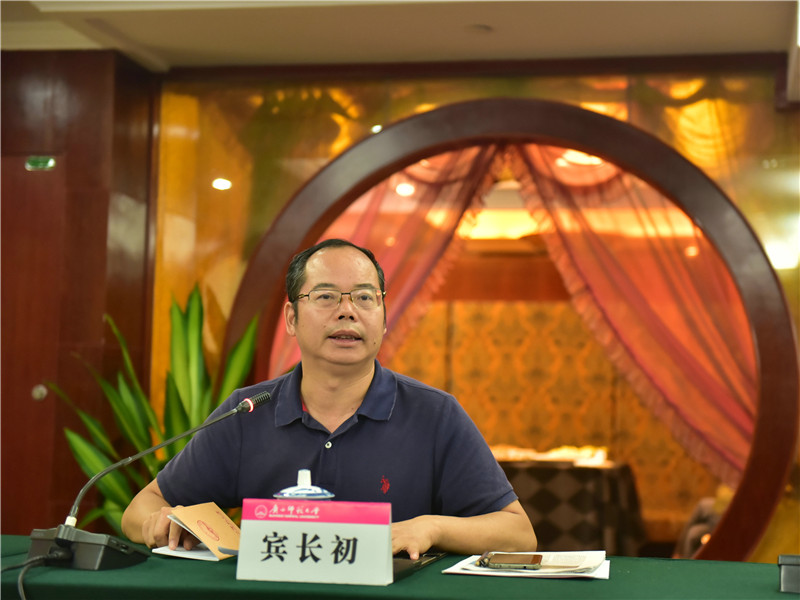 廣西師范大學(xué)出版集團有限公司副總編輯、廣西通史》（十卷本）主編賓長(cháng)初總結發(fā)言（郭倩 攝）.JPG