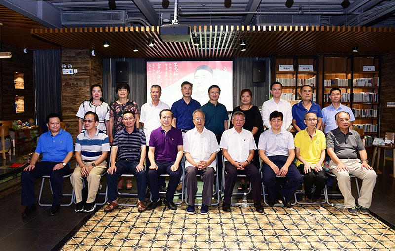 桂林市相關(guān)單位領(lǐng)導，唐景崧同胞三翰林研究會(huì )專(zhuān)家，廣西師大、廣西師大出版社領(lǐng)導合影（李顯楊攝）.JPG