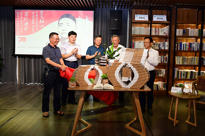 新書(shū)揭幕（左起灌陽(yáng)縣人大常委會(huì )副主任袁高明，廣西師大校黨委常委、紀委書(shū)記莫坷，桂林市社科聯(lián)主席隆斌，作者文崇禮，廣西師大出版社黨委副書(shū)記、總編輯湯文輝）（李顯楊攝）.JPG