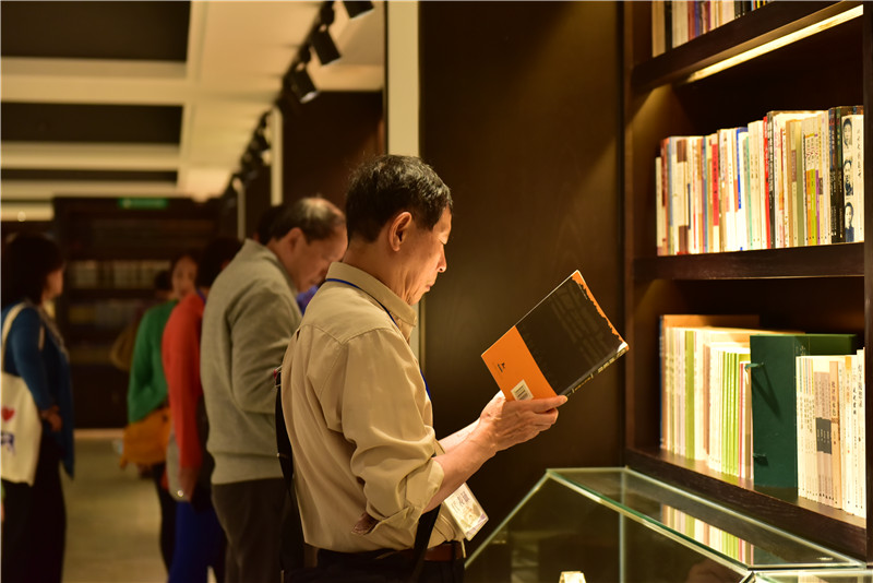 與會(huì )嘉賓參觀(guān)社史館 （秦念 攝） (3).JPG