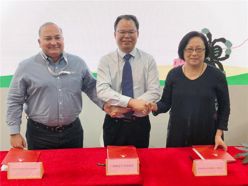美國艾伯特·惠特曼出版社總裁約翰·夸特羅基（左）廣西師范大學(xué)出版社集團黨委書(shū)記、董事長(cháng)黃軒莊（中）中國臺灣摩課網(wǎng)絡(luò )訊息科技股份有限公司董事長(cháng)劉惠貞（右）  (馮彥中 攝）.jpg