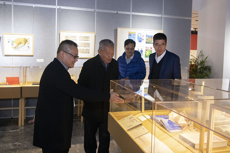 9.國家新聞出版廣電總局原副局長(cháng)、中國出版協(xié)會(huì )常務(wù)副理事長(cháng)鄔書(shū)林（左二）先生參觀(guān)展覽（李顯楊攝）.jpg