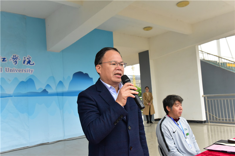 3廣西師范大學(xué)黨委常委、集團公司黨委書(shū)記、董事長(cháng)黃軒莊宣布比賽開(kāi)幕（秦念  攝）.JPG