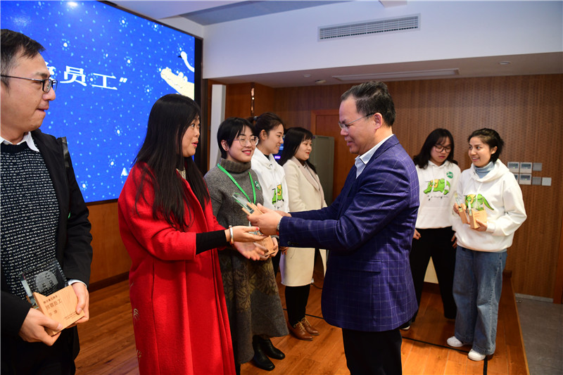 集團黨委書(shū)記、董事長(cháng)黃軒莊為“魔法象五周年致敬員工”頒發(fā)榮譽(yù)獎?wù)?2.27（攝 李顯揚）.JPG