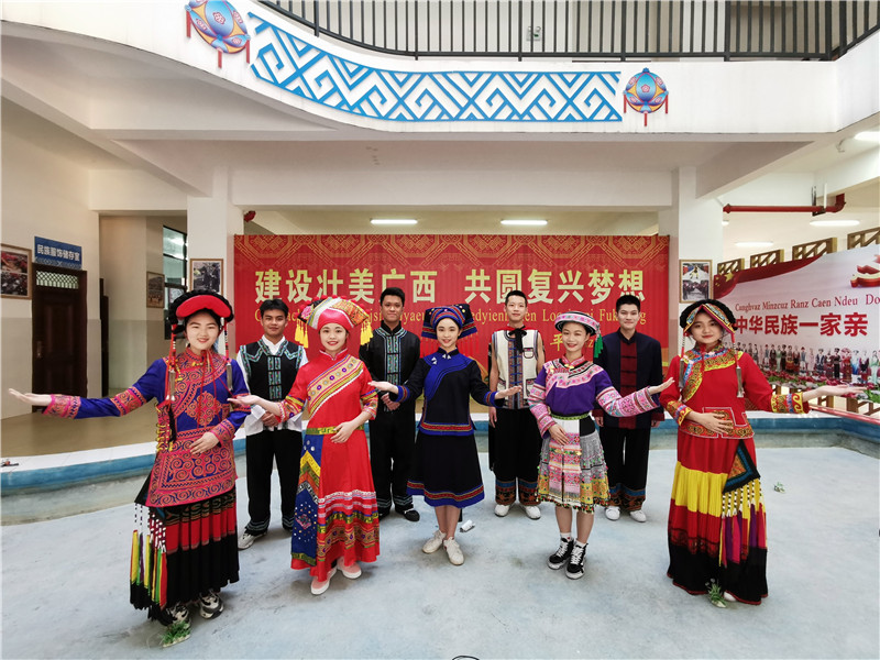 百色民族高級中學(xué)學(xué)生身穿少數民族服飾，分別用代表方言解讀詩(shī)歌《繡袈裟衣緣》（黃立情 攝）.jpg
