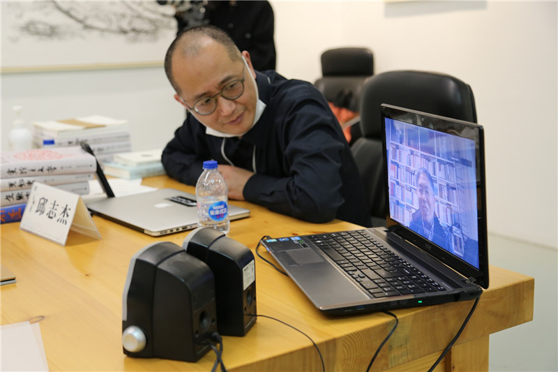 邱志杰與美術(shù)史學(xué)家、中國美術(shù)學(xué)院教授范景中視頻連線(xiàn)（虛苑供圖）.jpg